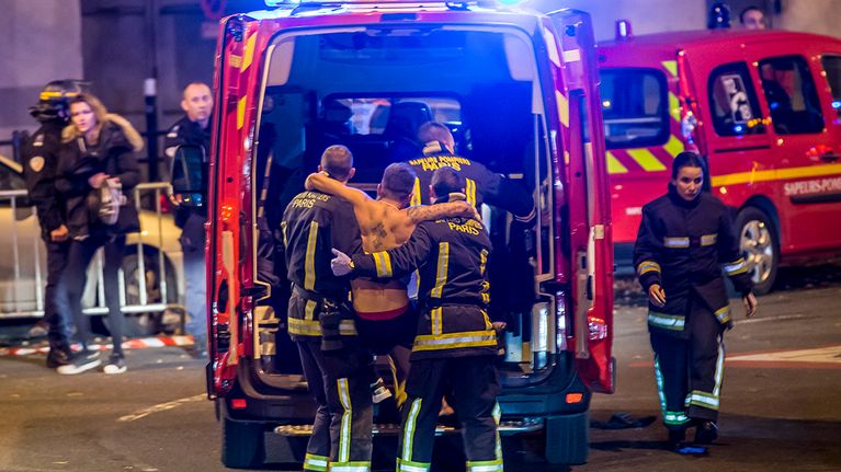 lääkintämiehet nostavat loukkaantunutta ambulanssiin