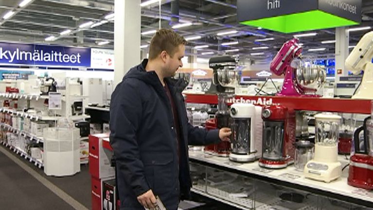Helsinkiläisen Juha Lankisen mielestä kodinkoneen pitäisi kestää ainakin sen tekniikan eliniän ajan.  