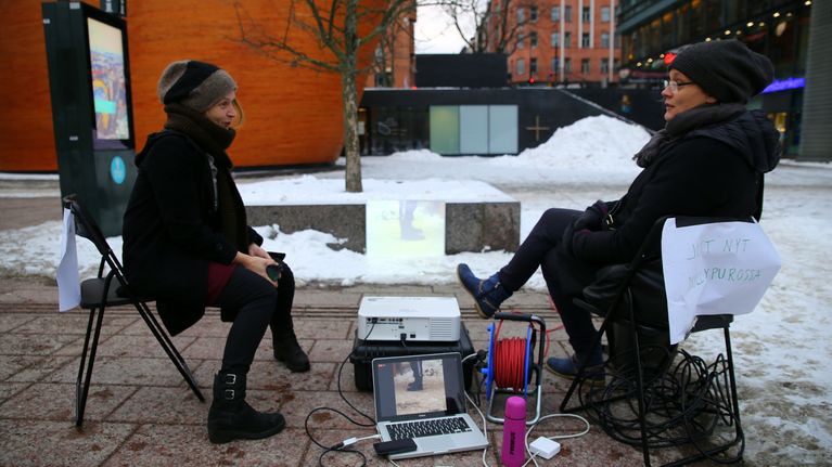 Kuvataiteilijat Niina Räty ja Maija Helasvuo pystyttivät Kamppiin pienen videoscreenin, joka näyttää reaaliaikaista videokuvaa Myllypuron leipäjonosta.