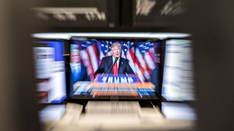 Fankfurtin pörssissä seurtaan Donald Trumpin puhetta.