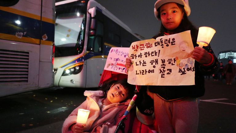 Mielenosoittajat vaativat presidentti Park Geun-Hye eroa Soulissa, Etelä-Koreassa 19. marraskuuta.