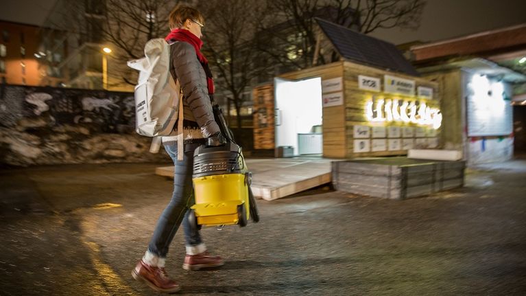 Elina Viljanen palautti tekstiilipesurin takaisin vuokrauksen päätyttyä.