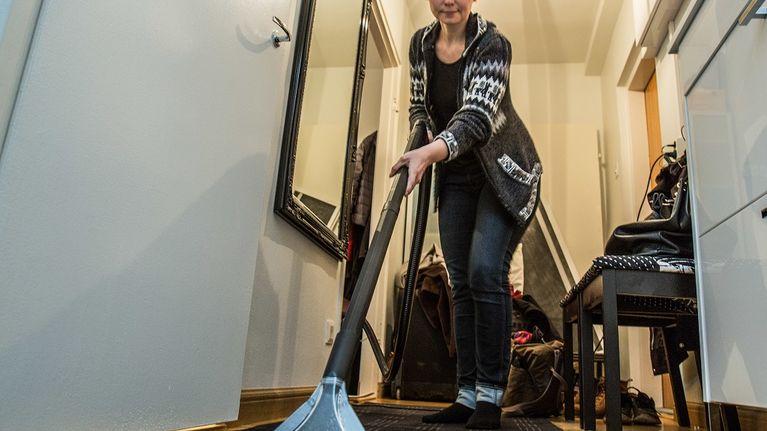 Elina Viljanen puhdisti mattonsa kotonaan Lauttasaaressa.