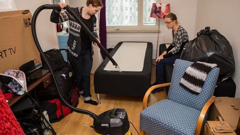 Elina Viljanen puhdisti sänkyään remonttipölystä kotonaan Lauttasaaressa. Apuna oli sisar Eeva Viljanen.