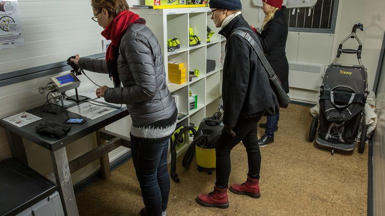 Elina ja Eeva Viljanen palauttivat tekstiilipesurin käytön jälkeen