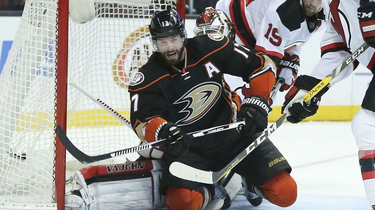 Anaheimin Ryan Kesler polvillaan New Jerseyn maalilla.
