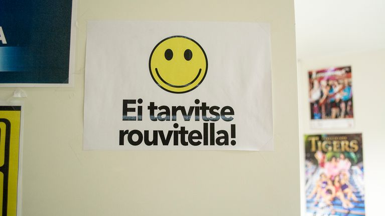 Kasarmilla lappu, jossa teksti "Ei tarvitse rouvitella".