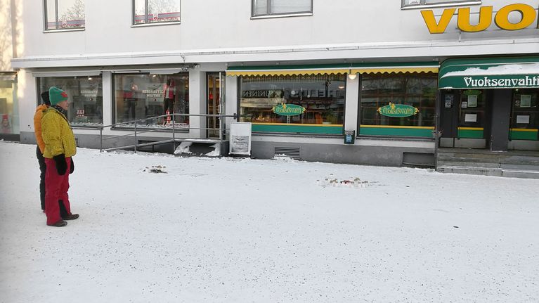Ihmiset tuovat kyntilöitä ravintola Vuoksenvahdin edustalle sunnuntaina.