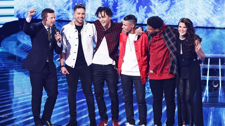 X Factor -ohjelman finalistit vuonna 2016: Matt Terry valkoisessa farkkutakissaan, kolmihenkinen 5 After Midnight -poikabändi ja Saara Aalto. Vasemmalla juontaja Dermot O'Leary.