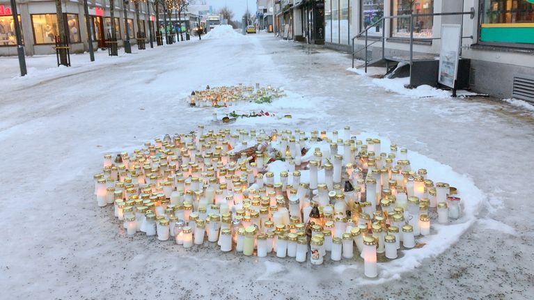 Kynttilöitä Imatran kävelykadulla.