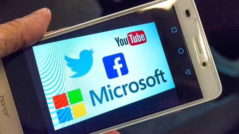 Youtube Twitter Microsoft ja Facebook logot.