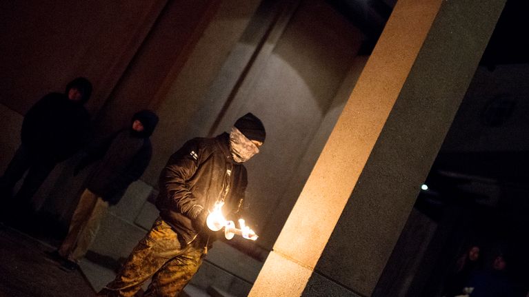 612-soihtukulkueeseen osallistunut mies. 