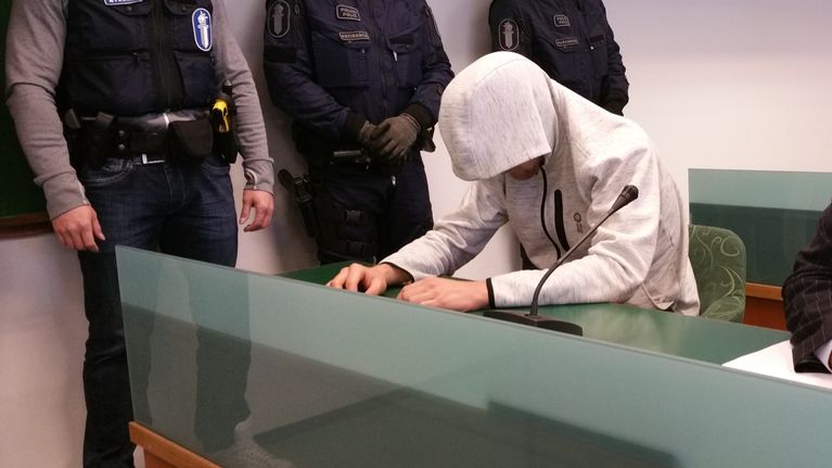 Kolmoismurhasta syytetty huppu päässä käräjäoikeudessa 7.12.2016