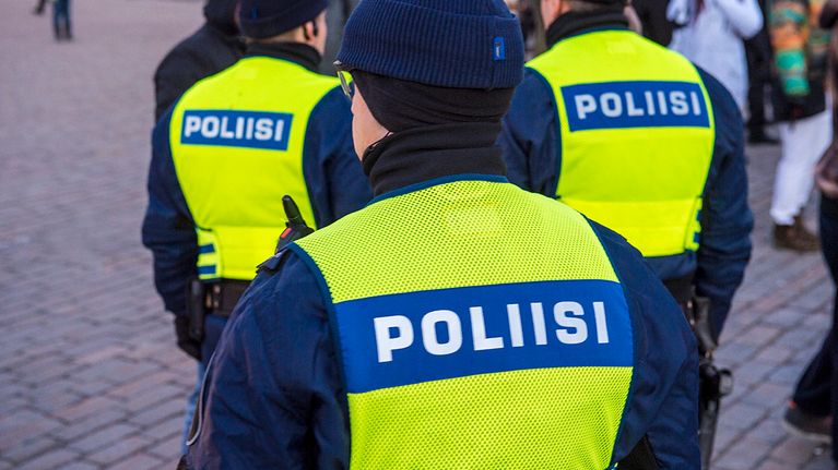 kolme poliisia selin