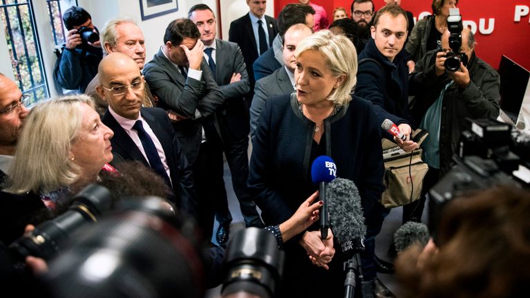 Marine Le Pen toimittajien piirittämänä
