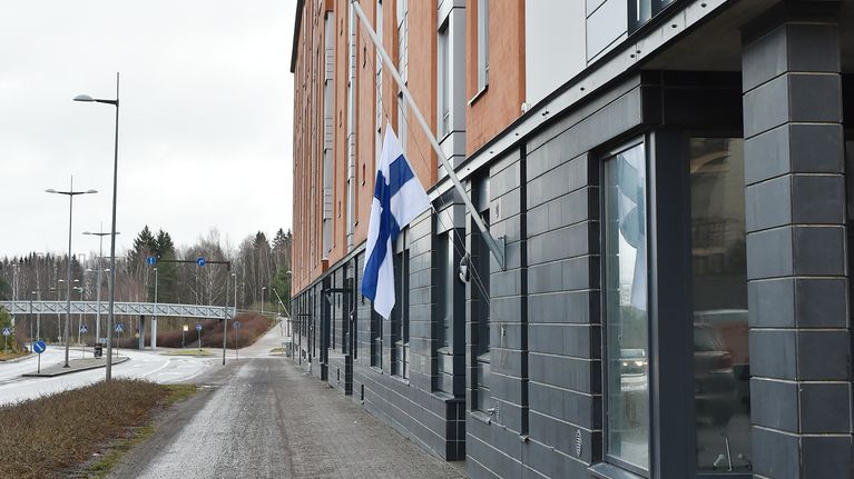 Lippu puolitangossa Vuosaaressa.