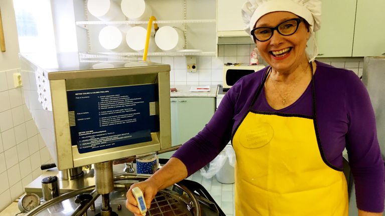 Leila Nuottivaara mittaa sinapin lämpötilaa kattilasta.