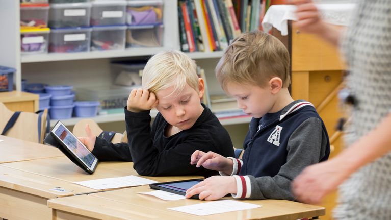 Laurinlahden ala-asteelaiset tutustuvat digilaitteisiin.