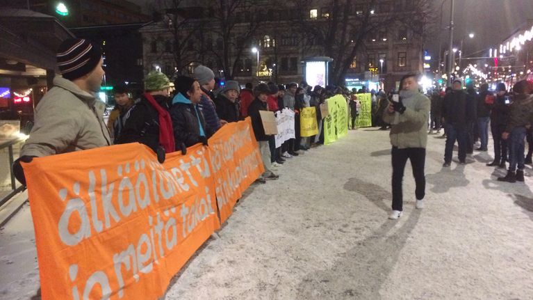 Mielenosoitus pakolaispolitiikkaa vastaan Tampereen Keskustorilla
