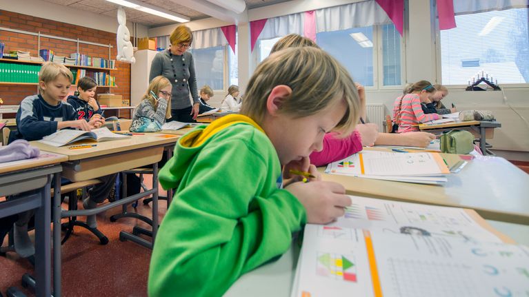 Koululaiset tekevät matematiikan tehtäviä.