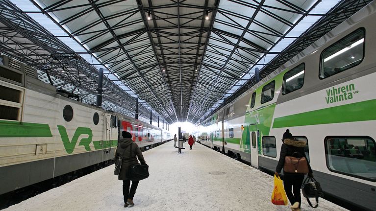 Ihmisiä Helsingin rautatieasemalla.