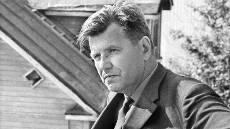 Kirjailija Lauri Viita Pispalanharjulla Tampereella vuonna 1965.