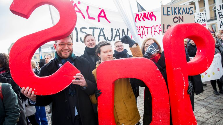 Timo Harakka SDP-kirjainten kanssa opintotuen leikkauksia vastustavassa mielenosoituksessa maaliskuussa 2016.