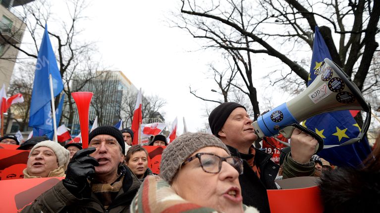 Mielenosoittajia perustuslakituomioistuimen edessä sunnuntaina 18. joulukuuta.