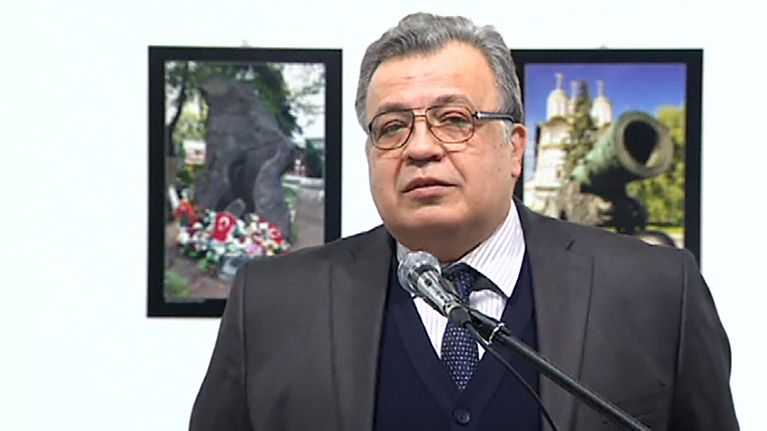 Venäjän Turkin-suurlähettiläs Andrei Karlov hetki ennen ampumista.