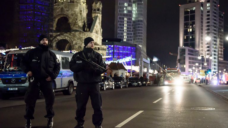 Poliiseja partioimassa Berliinissä 19. joulukuuta.