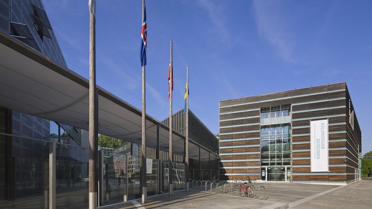 Suomen ja muiden Pohjoismaiden suurlähetystön sisäänkäynti Berliinissä.