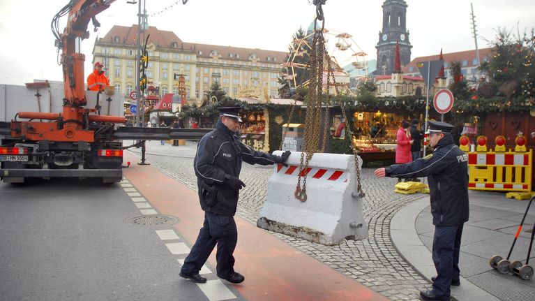 Poliisit pystyttivät betoniesteitä Dresdenin joulumarkkinoiden suojaksi.