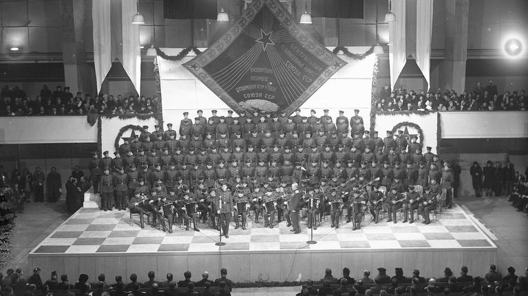 Puna-armeijan kuoro ja orkesteri esiintymässä Helsingin Messuhallissa noin vuonna 1950.