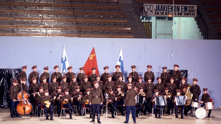Puna-armeijan kuoro Hakametsän jäähallissa Tampereella vuonna 1967.