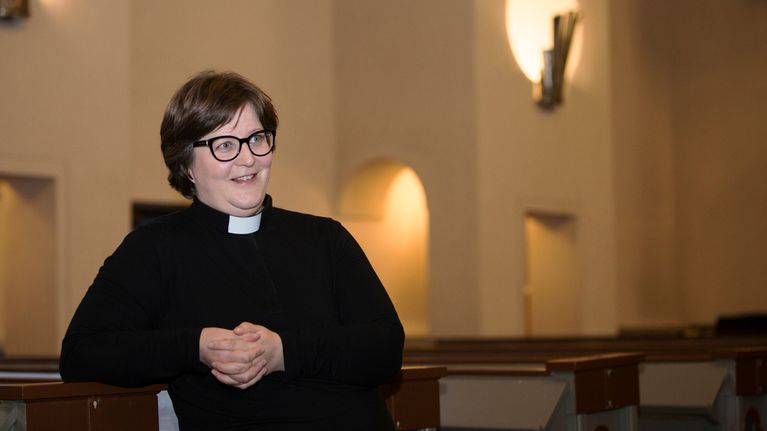 Tuuli Aitolehti ei pidä kirkkoja Jumalan taloina. "Mä en osaa erottaa hengellistä ja ei-hengellistä. Jumalan todellisuus on läpitunkevasti kaikkialla". 