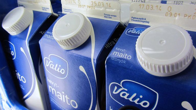 Valion maitotölkkejä, joissa on kierrekorkki.