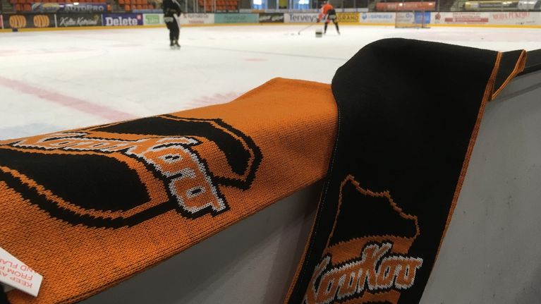 Kouvolan KooKoon kaulahuivi kaukalon reunalla 