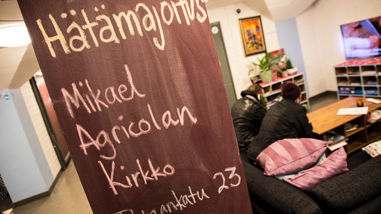 Sininauhasäätiön päiväkeskuksessa kerrottiin tänäänkin Helsingin seurakuntien järjestämästä hätämajoituksesta. Vastavuoroisesti kirkoissa kerrotaan yöpyjille, että Sininauhasäätiön päiväkeskukseen voi mennä esimerkiksi suihkuun.