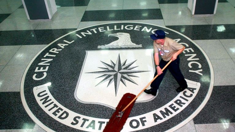 CIA:n päämajassa Virginiassa on lattiassa CIA:n tunnus. 