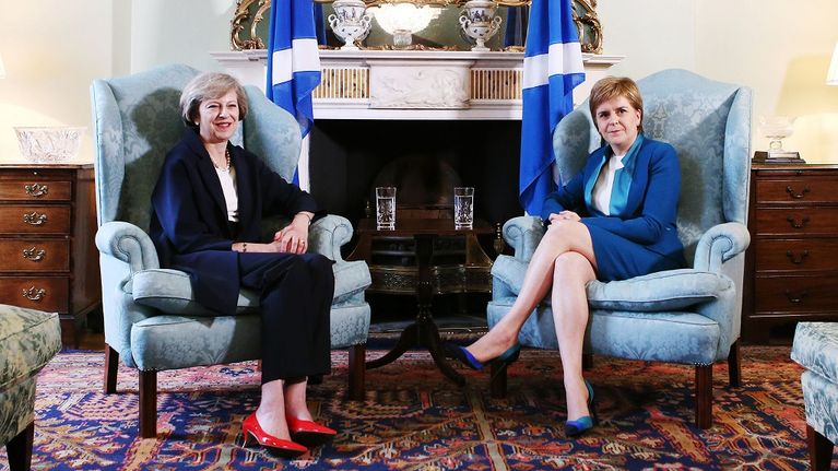 The4resa May ja Nicola Sturgeon istuvat vaaleansinisissä nojatuoleissa.