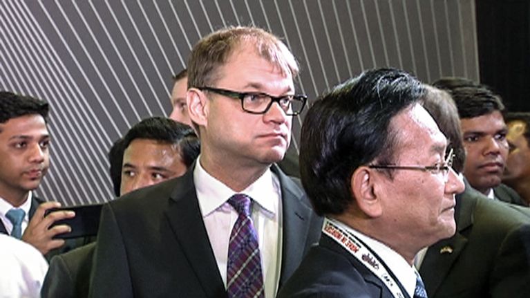 Juha Sipilä ja intialaisia virkailijoita