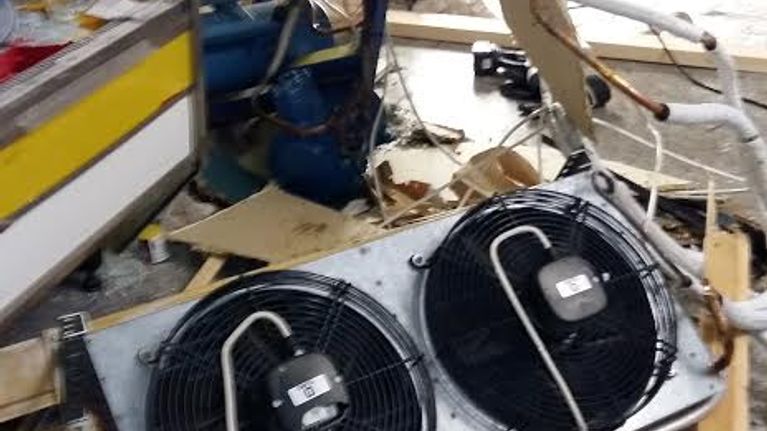 Henkilöauto syöksyi sisään kyläkauppaan Kemijärven Joutsijärvellä.