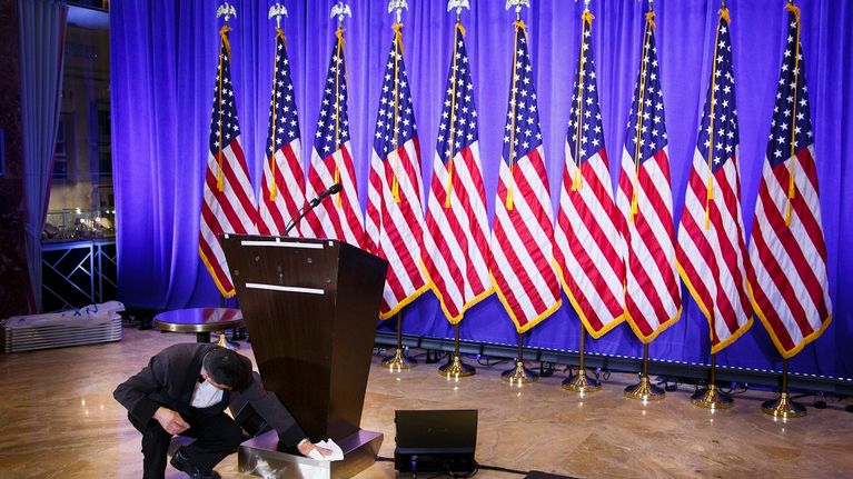 Trumpin ensimmäistä presidentinvaalienjälkeistä lehdistötilaisuutta valmistellaan Trump Towerissa New Yorkissa