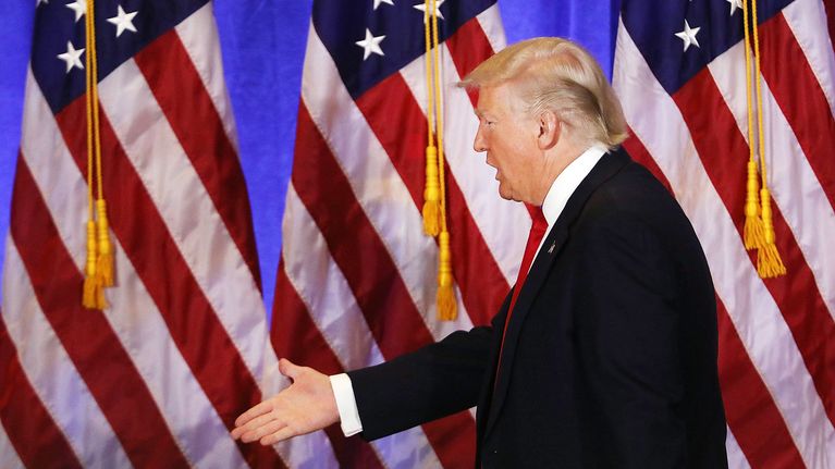 Donald Trump poistumassa tiedotustilaisuudestaan Trump Towerissa 11. tammikuuta.