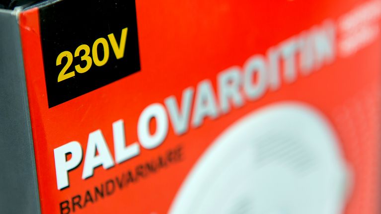Sähköverkkoon kytkettävä palovaroitin kaupan hyllyssä.