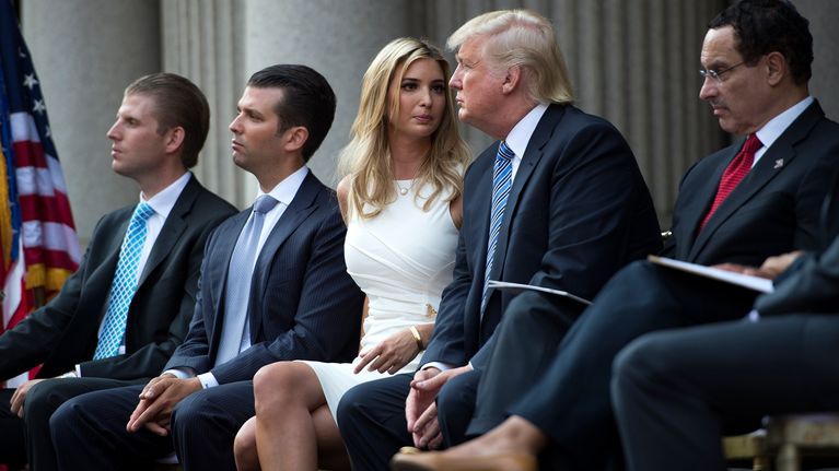 Trump lastensa kanssa