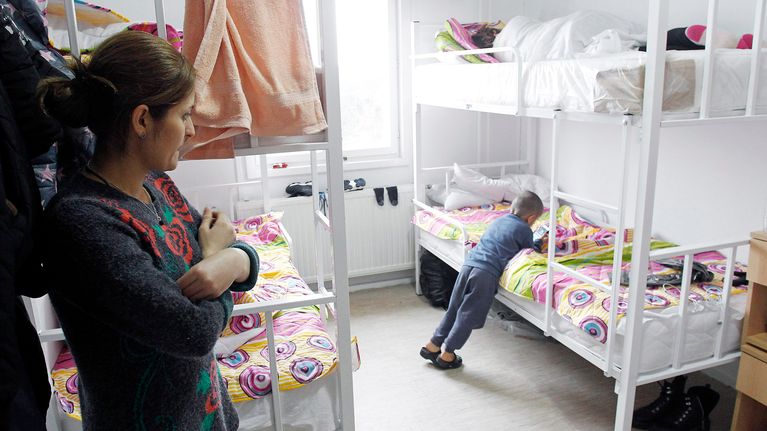 Irakilainen perhe kuvatuna Serbialaisessa vastaanottokeskuksessa Pirotissa 