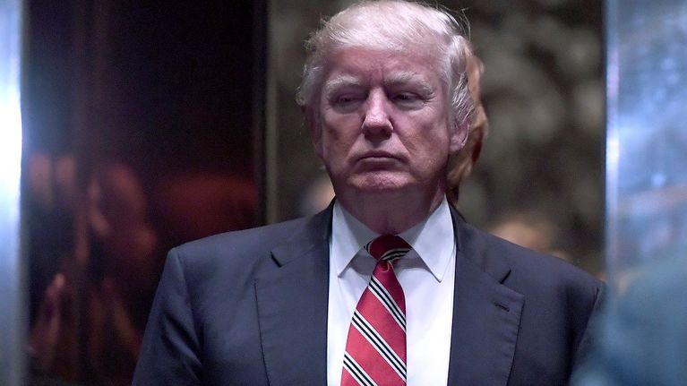 Yhdysvaltain tuleva presidentti Donald Trump hissiaulassa Martin Luther King III tapaamisen jälkeen Trump Towerissa New Yorkissa 16. tammikuuta 2017.