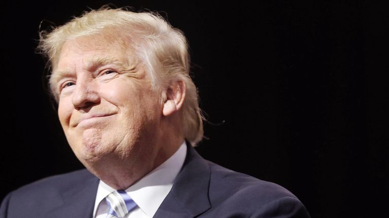 Donald Trump hymyilee. 