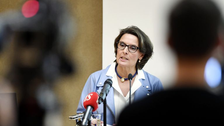 Liikenne- ja viestintäministeri Anne Berner tiedotustilaisuudessa Helsingissä. 